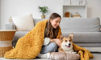 Φθινόπωρο και σκύλος. 3 + 1 προϊόντα για σκύλους που θα τον προστατεύσουν από το κρύο, τη νέα εποχή!